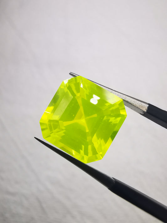 Высокая люминесценция LUAG Лютеций Алюминиевый гранат Синтетический кристалл Синтетический флуоресцентный лабораторный камень из драгоценных камней 9,35 карата